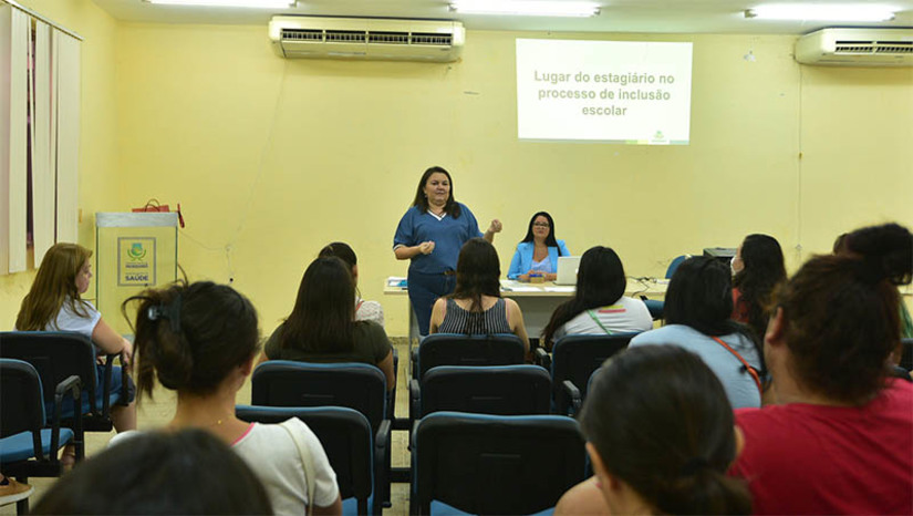 Imagem 1 - Mossoró amplia número de estagiários em Educação Especial para o ano letivo 2023. Nesta quarta-feira (18) a Secretaria de Educação reuniu os candidatos às novas vagas que estão abertas para este ano. Os estagiários selecionados irão atuar em salas de aulas que possuem crianças com deficiência. “Em 2022, a Prefeitura de Mossoró realizou a maior contratação de estagiários da história, chegando a mais de 600 auxiliares, dos quais mais de 500 continuam em atuação. Como estamos em processo de matrículas, novas crianças com deficiência foram matriculadas e, por isso, já estamos contratando mais estagiários”, explicou a secretária municipal de Educação, Hubeônia Alencar. Imagem 1 - Mossoró amplia número de estagiários em Educação Especial para o ano letivo 2023. Nesta quarta-feira (18) a Secretaria de Educação reuniu os candidatos às novas vagas que estão abertas para este ano. Os estagiários selecionados irão atuar em salas de aulas que possuem crianças com deficiência. “Em 2022, a Prefeitura de Mossoró realizou a maior contratação de estagiários da história, chegando a mais de 600 auxiliares, dos quais mais de 500 continuam em atuação. Como estamos em processo de matrículas, novas crianças com deficiência foram matriculadas e, por isso, já estamos contratando mais estagiários”, explicou a secretária municipal de Educação, Hubeônia Alencar.