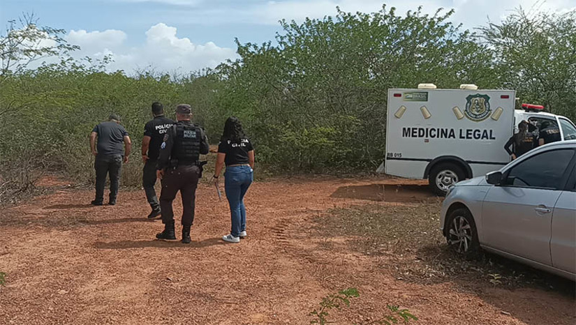 Imagem 1 - Jovem é encontrado morto em estrada carroçável às margens da BR-304, na Maisa. O corpo foi encontrado por populares, na manhã desta quinta-feira (19). Chegando ao local indicado, já na divisa entre o Rio Grande do Norte e o Ceará, os policiais verificaram que se tratava de um homem, aparentemente jovem, com ferimentos pelo corpo compatíveis com perfurações por disparo de arma de fogo. Ele estava de bruços, com as mãos para trás. No local, não foi encontrada identificação, mas populares informaram se tratar de um jovem de 19 anos, que havia chegado há pouco na Maisa. A Polícia Civil vai investigar o caso. Imagem 1 - Jovem é encontrado morto em estrada carroçável às margens da BR-304, na Maisa. O corpo foi encontrado por populares, na manhã desta quinta-feira (19). Chegando ao local indicado, já na divisa entre o Rio Grande do Norte e o Ceará, os policiais verificaram que se tratava de um homem, aparentemente jovem, com ferimentos pelo corpo compatíveis com perfurações por disparo de arma de fogo. Ele estava de bruços, com as mãos para trás. No local, não foi encontrada identificação, mas populares informaram se tratar de um jovem de 19 anos, que havia chegado há pouco na Maisa. A Polícia Civil vai investigar o caso.