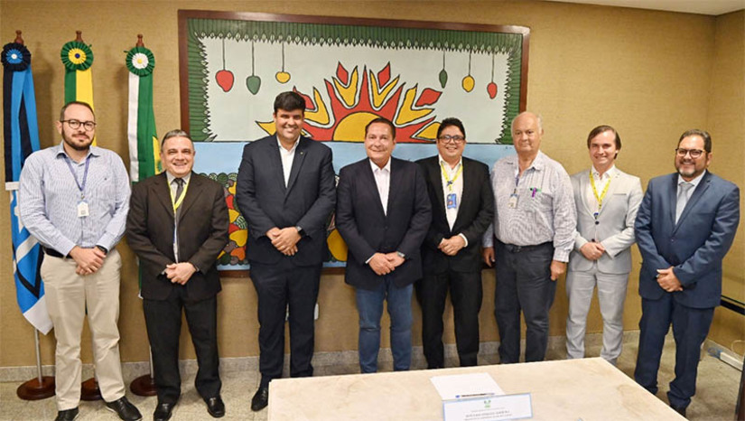 Imagem 1 - Presidente da ALRN e diretoria do Banco do Brasil se reúnem para tratar de novas parcerias. O encontro aconteceu nesta quinta-feira (19) e teve como objetivo, além da apresentação da equipe da instituição financeira, debater futuras parcerias entre os dois órgãos. "O Banco do Brasil tem sido um parceiro importante para a Assembleia Legislativa e, por tudo o que representa para a sociedade brasileira, temos a expectativa de buscarmos outras formas de colaborar com a população. Desejamos boa sorte aos novos diretores da instituição na certeza de que teremos ainda muito trabalho em conjunto pela frente, sempre a favor do povo potiguar", disse o presidente da ALRN, deputado Ezequiel Ferreira. Imagem 1 - Presidente da ALRN e diretoria do Banco do Brasil se reúnem para tratar de novas parcerias. O encontro aconteceu nesta quinta-feira (19) e teve como objetivo, além da apresentação da equipe da instituição financeira, debater futuras parcerias entre os dois órgãos. "O Banco do Brasil tem sido um parceiro importante para a Assembleia Legislativa e, por tudo o que representa para a sociedade brasileira, temos a expectativa de buscarmos outras formas de colaborar com a população. Desejamos boa sorte aos novos diretores da instituição na certeza de que teremos ainda muito trabalho em conjunto pela frente, sempre a favor do povo potiguar", disse o presidente da ALRN, deputado Ezequiel Ferreira.