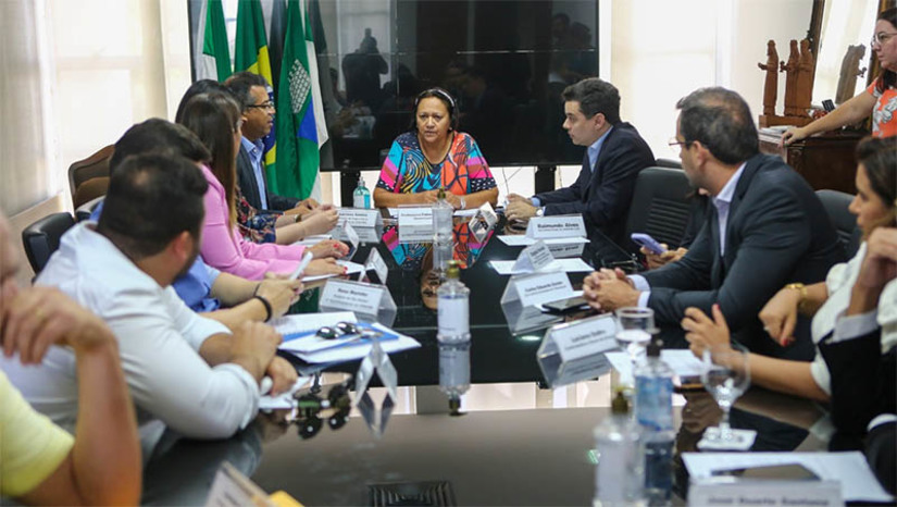 Imagem 1 - Estado e Femurn firmam parceria para formação de Comitê Federativo. A proposta de criação dessa instância no Estado foi apresentada pela governadora Fátima Bezerra em reunião com o presidente da federação, Luciano Santos e integrantes da nova diretoria. O encontro foi realizado na tarde desta quinta-feira (19), na sala de reuniões da governadoria. “É nesse comitê federativo que vamos dar prosseguimento a todas as pautas, às agendas, às demandas que são do interesse dos municípios e que dizem respeito ao governo do estado do Rio Grande do Norte. Ou seja: ao invés de a gente se reunir só quando o problema aparece, vamos nos reunir de maneira permanente”, explicou a chefe do executivo estadual. Imagem 1 - Estado e Femurn firmam parceria para formação de Comitê Federativo. A proposta de criação dessa instância no Estado foi apresentada pela governadora Fátima Bezerra em reunião com o presidente da federação, Luciano Santos e integrantes da nova diretoria. O encontro foi realizado na tarde desta quinta-feira (19), na sala de reuniões da governadoria. “É nesse comitê federativo que vamos dar prosseguimento a todas as pautas, às agendas, às demandas que são do interesse dos municípios e que dizem respeito ao governo do estado do Rio Grande do Norte. Ou seja: ao invés de a gente se reunir só quando o problema aparece, vamos nos reunir de maneira permanente”, explicou a chefe do executivo estadual.