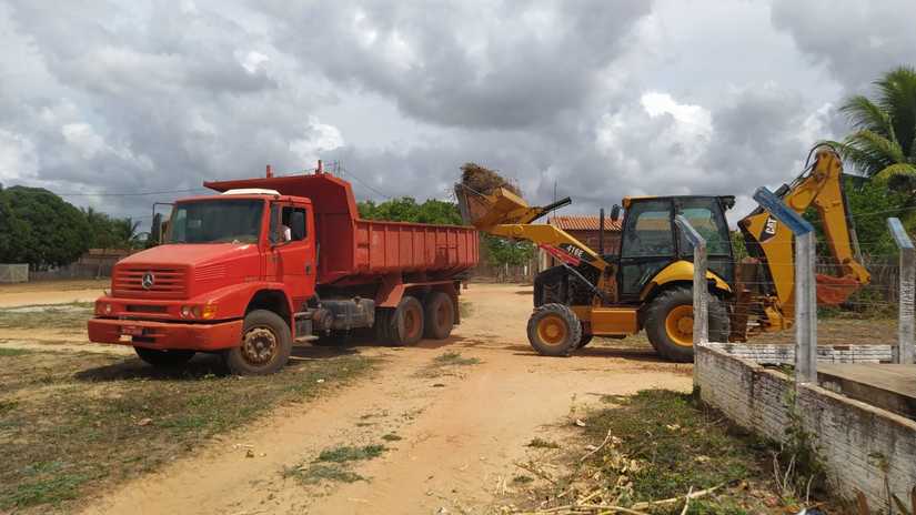 Imagem 1 - Prefeitura de Serra do Mel realiza limpeza pública em mais duas vilas. O serviço segue sendo executado nas vias de acesso das vilas Rio Grande do Sul e concluindo a limpeza da Vila Paraíba. Na lista das próximas vilas que serão atendidas estão a Piauí, Ceará e São Paulo, que assim como as anteriores, será realizada limpeza e o recolhimento de resíduos na via, melhorando e organizando as vilas. O prefeito Josivan Bibiano ressalta que as ações são rotineiras, porém reforçadas nesse período chuvoso para evitar maiores transtornos. Imagem 1 - Prefeitura de Serra do Mel realiza limpeza pública em mais duas vilas. O serviço segue sendo executado nas vias de acesso das vilas Rio Grande do Sul e concluindo a limpeza da Vila Paraíba. Na lista das próximas vilas que serão atendidas estão a Piauí, Ceará e São Paulo, que assim como as anteriores, será realizada limpeza e o recolhimento de resíduos na via, melhorando e organizando as vilas. O prefeito Josivan Bibiano ressalta que as ações são rotineiras, porém reforçadas nesse período chuvoso para evitar maiores transtornos.