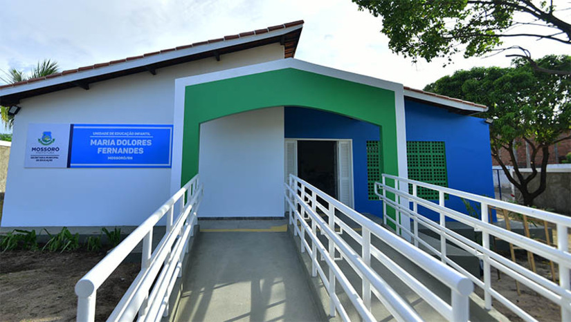 Imagem 1 - Obra de revitalização da UEI do Bom Jesus será entregue na próxima segunda, 23. O equipamento, pronto para receber alunos, professores e toda a comunidade escolar, será entregue às 16h. Além da manutenção predial, a unidade recebeu investimentos em mobília e eletrodomésticos, estando agora também 100% climatizada, o que proporcionará mais conforto e bem-estar aos estudantes. Ao longo dos últimos meses, foram executados na UEI Maria Dolores serviços como revisão elétrica e hidráulica, revisão de cobertura, de esquadrias, pintura completa, substituição de portas, troca de lâmpadas, entre outros. Esta é a primeira vez que a unidade recebe amplos serviços de revitalização ao longo dos mais de 20 anos em que está instalada no seu endereço atual. Imagem 1 - Obra de revitalização da UEI do Bom Jesus será entregue na próxima segunda, 23. O equipamento, pronto para receber alunos, professores e toda a comunidade escolar, será entregue às 16h. Além da manutenção predial, a unidade recebeu investimentos em mobília e eletrodomésticos, estando agora também 100% climatizada, o que proporcionará mais conforto e bem-estar aos estudantes. Ao longo dos últimos meses, foram executados na UEI Maria Dolores serviços como revisão elétrica e hidráulica, revisão de cobertura, de esquadrias, pintura completa, substituição de portas, troca de lâmpadas, entre outros. Esta é a primeira vez que a unidade recebe amplos serviços de revitalização ao longo dos mais de 20 anos em que está instalada no seu endereço atual.