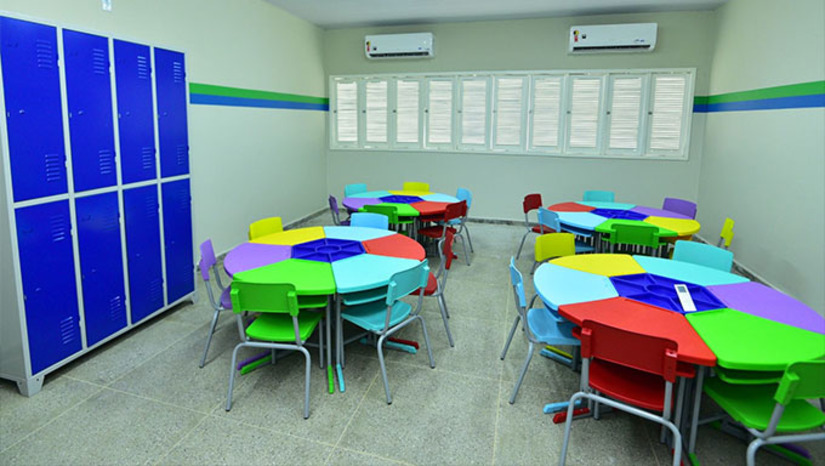 Imagem 1 -  “Encontramos a UEI Maria Dolores Fernandes muito carente de manutenção, em condições precárias de funcionamento. Entregá-la agora totalmente revitalizada, 100% climatizada e totalmente equipada, com mobiliários e eletrodomésticos novos, é de fato uma grande conquista para nós gestores e para toda a população de Mossoró”, pontua a secretária de Educação, Hubeônia Alencar, acrescentando que a unidade tem capacidade para 132 crianças e que esta será a nossa 15ª entrega de unidades em plenas condições de funcionamento, o que mostra o nosso compromisso com o fazer público, e já anunciando que teremos muito mais. Isso é ’Mossoró Cidade Educação’”, conclui.