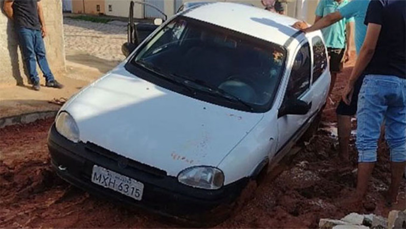 Imagem 1 - "Eu vinha e não tinha nada sinalizado então eu entrei, mas quando entrei já caí no buraco", disse Suelson Pereira, trabalhador autônomo que não sabia que as pedras do calçamento da rua tinham sido removidas para a instalação da rede de abastecimento de água. Além do desconforto, ele carregava nas mãos uma peça do carro que havia sido quebrada no incidente. A via corta um terreno onde estão sendo construídas casas no Conjunto Cidade Jardim e por serem imóveis novos, os construtores realizam a escavação na rua para a interligação das casas à rede da CAERN. Após a escavação, a rua não foi sinalizada para alertar os motoristas. Em contato com o MH, o titular da obra reconheceu o problema e disse que já resolveu. Imagem 1 - "Eu vinha e não tinha nada sinalizado então eu entrei, mas quando entrei já caí no buraco", disse Suelson Pereira, trabalhador autônomo que não sabia que as pedras do calçamento da rua tinham sido removidas para a instalação da rede de abastecimento de água. Além do desconforto, ele carregava nas mãos uma peça do carro que havia sido quebrada no incidente. A via corta um terreno onde estão sendo construídas casas no Conjunto Cidade Jardim e por serem imóveis novos, os construtores realizam a escavação na rua para a interligação das casas à rede da CAERN. Após a escavação, a rua não foi sinalizada para alertar os motoristas. Em contato com o MH, o titular da obra reconheceu o problema e disse que já resolveu.