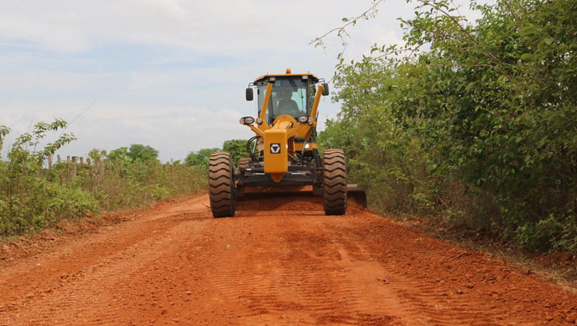 Imagem 1 - PMM realiza manutenção de estrada importante para o escoamento da produção leiteira. A manutenção, que está sendo realizada nas vias na comunidade Panela do Amaro, compreendendo, aproximadamente, 6 km de extensão, faz parte do programa de recuperação de estradas vicinais na zona rural de Mossoró. Polo da RN 117, “a via escoa a produção da grande bacia leiteira nesta parte do município, como também é muito forte a parte da bovinocultura na região”, explica o titular da Seadru, secretário Faviano Moreira disse Moreira, que também informou que ao longo da estrada estão sendo colocadas manilhas em passagens de riacho e água durante o período de chuvas. Imagem 1 - PMM realiza manutenção de estrada importante para o escoamento da produção leiteira. A manutenção, que está sendo realizada nas vias na comunidade Panela do Amaro, compreendendo, aproximadamente, 6 km de extensão, faz parte do programa de recuperação de estradas vicinais na zona rural de Mossoró. Polo da RN 117, “a via escoa a produção da grande bacia leiteira nesta parte do município, como também é muito forte a parte da bovinocultura na região”, explica o titular da Seadru, secretário Faviano Moreira disse Moreira, que também informou que ao longo da estrada estão sendo colocadas manilhas em passagens de riacho e água durante o período de chuvas.