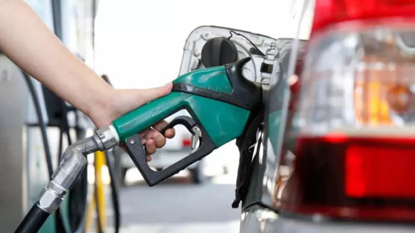 Imagem 1 - Gasolina fica mais cara a partir desta quarta-feira (25), informa a Petrobras. Segundo a estatal, o preço médio de venda de gasolina A para as distribuidoras passará de R$ 3,08 para R$ 3,31 por litro, um aumento de R$ 0,23 por litro. O valor é 7,47% maior do que o atual. O anúncio foi feito nesta terça-feira (24). Considerando a mistura obrigatória de 73% de gasolina A e 27% de etanol anidro para a composição da gasolina comercializada nos postos, a parcela da Petrobras no preço ao consumidor será, em média, R$ 2,42 a cada litro vendido na bomba. Sob o preço final que chega aos consumidores ainda incidem outros valores, como impostos federais e estaduais, além de despesas com distribuição, transporte e venda. Imagem 1 - Gasolina fica mais cara a partir desta quarta-feira (25), informa a Petrobras. Segundo a estatal, o preço médio de venda de gasolina A para as distribuidoras passará de R$ 3,08 para R$ 3,31 por litro, um aumento de R$ 0,23 por litro. O valor é 7,47% maior do que o atual. O anúncio foi feito nesta terça-feira (24). Considerando a mistura obrigatória de 73% de gasolina A e 27% de etanol anidro para a composição da gasolina comercializada nos postos, a parcela da Petrobras no preço ao consumidor será, em média, R$ 2,42 a cada litro vendido na bomba. Sob o preço final que chega aos consumidores ainda incidem outros valores, como impostos federais e estaduais, além de despesas com distribuição, transporte e venda.