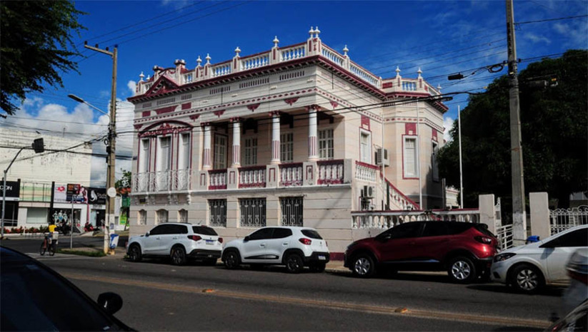 Imagem 1 -  Desconto de 25% concedido no IPTU de Mossoró é maior do que em cidades de grande e médio porte. O contribuinte que escolher pagar o imposto em uma única parcela terá até o próximo dia 28 de fevereiro para efetuar o pagamento e garantir o desconto. Secretário de Fazenda do município, Ivo Franklin destaca que o desconto concedido pela Prefeitura é maior do que grandes metrópoles e cidades de médio porte no país. “Se você observar os grandes centros que tem uma arrecadação bem maior do que a nossa tem ofertado desconto menor do que o registrado na nossa cidade. Por exemplo, Fortaleza, capital do Ceará, oferta, 8%. Natal, capital do Rio Grande do Norte, ofertou 16%. Já São Paulo, capital, o desconto fica em 3% e no Rio de Janeiro, também capital, chega a 5%”, explica.