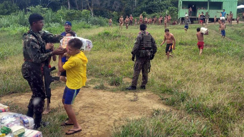 Imagem 1 -  Com ajuda da FAB, alimentos chegam à comunidade indígena em Roraima. A ação do governo federal é uma resposta emergencial à crise sanitária que motivou o Ministério da Saúde a declarar, na última sexta-feira (20), Emergência em Saúde Pública de Importância Nacional.