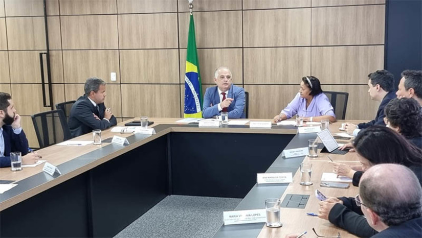 Imagem 1 -  Ministro confirma road show para apresentar o aeroporto de São Gonçalo a  investidores. Em reunião com a governadora Fátima Bezerra, nesta quarta (25), o ministro dos Portos e Aeroportos, Márcio França, informou que o processo licitatório da unidade deverá  ser concluído até maio. "A Governadora lutou muito por isso, passou pelo Tribunal de Contas da União e pela Agência Nacional de Aviação Civil. Nos próximos dias vamos contactar as empresas interessadas, mostrar as vantagens do aeroporto do RN e realizar a licitação que esperamos estar concluída até abril ou maio", afirmou Márcio França.