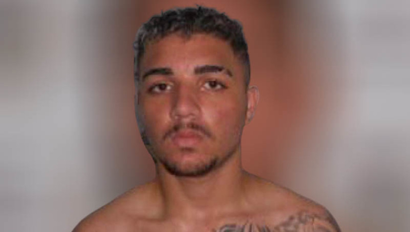 Imagem 1 - Polícia divulga imagem de procurado por um latrocínio ocorrido no dia 11 de janeiro, em Mossoró. Samuel Victor da Silva Nogueira, morador das Barrocas, é suspeito de ter participado do latrocínio que vitimou Daniela Paula Fernandes, de 37 anos. A mulher estava na calçada de casa, com outras pessoas, quando dois homens chegaram em uma motocicleta (pilotada por Samuel) e anunciaram o assalto. Após reação de uma das vítimas, o garupa da motocicleta atirou, alvejando Daniela. Ela morreu antes de chegar ao hospital. O criminoso que atirou ainda não foi identificado. No momento, a polícia pede que quem tiver qualquer informação que possa levar ao paradeiro de Samuel entre em contato por meio do 181 da polícia civil ou pelo (84) 98118-1478 da DHM. O anonimato é garantido. Imagem 1 - Polícia divulga imagem de procurado por um latrocínio ocorrido no dia 11 de janeiro, em Mossoró. Samuel Victor da Silva Nogueira, morador das Barrocas, é suspeito de ter participado do latrocínio que vitimou Daniela Paula Fernandes, de 37 anos. A mulher estava na calçada de casa, com outras pessoas, quando dois homens chegaram em uma motocicleta (pilotada por Samuel) e anunciaram o assalto. Após reação de uma das vítimas, o garupa da motocicleta atirou, alvejando Daniela. Ela morreu antes de chegar ao hospital. O criminoso que atirou ainda não foi identificado. No momento, a polícia pede que quem tiver qualquer informação que possa levar ao paradeiro de Samuel entre em contato por meio do 181 da polícia civil ou pelo (84) 98118-1478 da DHM. O anonimato é garantido.