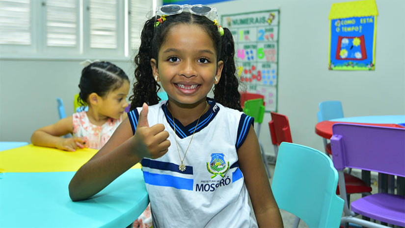 Imagem 1 -  Educação de Mossoró ainda tem mais de 3 mil vagas disponíveis; matrículas são prorrogadas até 3 de fevereiro. Até amanhã (26) as matrículas estarão disponíveis para novos alunos sem comprovada vulnerabilidade econômica. A partir do dia 27 de janeiro, as matrículas serão disponibilizadas para o público em geral, conforme prorrogação prevista na portaria nº 2, da Secretaria Municipal de Educação (SME), publicada no Diário Oficial de Mossoró (DOM). Conforme dados da Coordenadoria de Inspeção e Registro Escolar da SME, até a tarde desta terça-feira (24), mais de 3,5 mil vagas ainda estavam disponíveis na Rede, em todas as etapas (Berçário, Maternal, Infantil, Ensino Fundamental e Educação de Jovens e Adultos - EJA), tanto em escolas quanto em Unidades de Educação Infantil (UEIs). As matrículas podem ser feitas através de link disponível em banner na página inicial do portal da Prefeitura de Mossoró (www.mossoro.rn.gov.br).