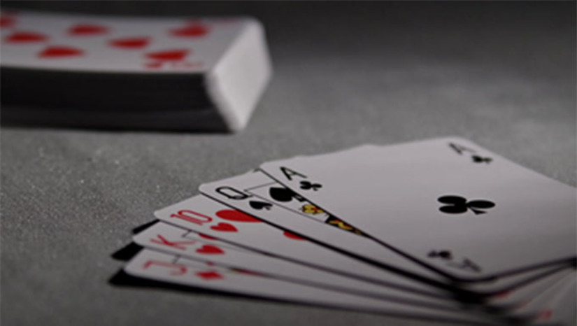 Imagem 1 -  Seja você um iniciante ou um jogador experiente, use esta folha de trapaça texas holdem para praticar. Das regras básicas à estratégia de pôquer, o GGPoker, a maior sala de pôquer do mundo, tem você coberto!