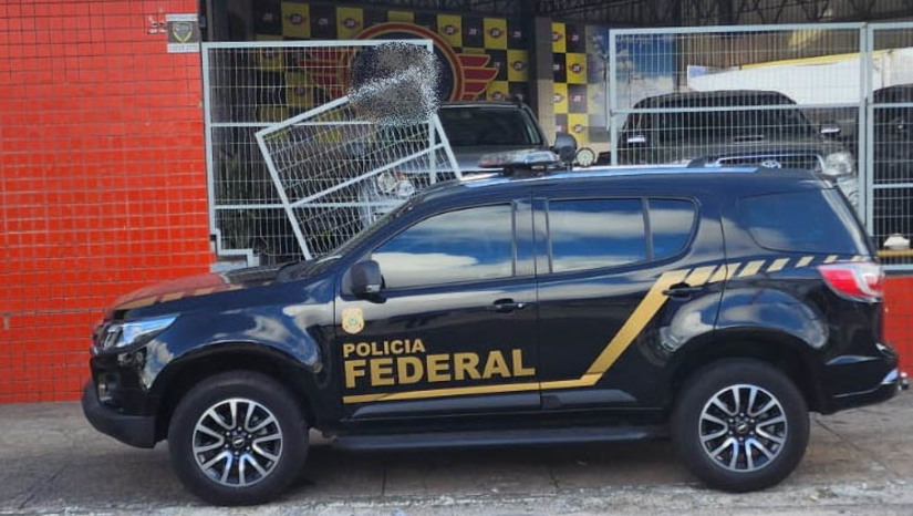 Imagem 1 -  PF desarticula esquema de fraude no financiamento de veículos em Natal. Estão sendo cumpridos nesta quinta-feira (26) dois mandados de busca e apreensão em Natal, expedidos pela 2ª. Vara da Justiça Federal/RN. A investigação teve início no mês de julho de 2022, quando a PF recebeu notícia-crime dando conta do financiamento de um veículo com documentos falsos em uma loja de automóveis no bairro de Lagoa Seca, nesta capital. No decorrer das investigações foram reunidos elementos de prova relacionados à consecução de quatro fraudes consumadas, praticadas pelo mesmo lojista, num intervalo de apenas sete dias. O prejuízo causado à instituição financeira está estimado em R$ 350 mil.