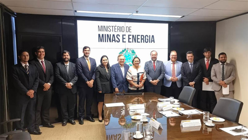 Imagem 1 - Ministro confirma leilão para implantação de novas linhas de transmissão de energia elétrica no RN. Fátima Bezerra levou ao ministro das minas e energia, Alexandre Silveira, em reunião realizada nesta quinta-feira (26), a preocupação com o escoamento da geração de energia no RN, que hoje é o maior produtor de energias renováveis do país, com 7 gigawhats, mas vem enfrentando dificuldades, inclusive para instalação de novos parques, devido a saturação da capacidade instalada de distribuição. Segundo o ministro, o leilão deverá ser realizado até o final deste ano, garantindo novos investimentos no setor, no estado. Imagem 1 - Ministro confirma leilão para implantação de novas linhas de transmissão de energia elétrica no RN. Fátima Bezerra levou ao ministro das minas e energia, Alexandre Silveira, em reunião realizada nesta quinta-feira (26), a preocupação com o escoamento da geração de energia no RN, que hoje é o maior produtor de energias renováveis do país, com 7 gigawhats, mas vem enfrentando dificuldades, inclusive para instalação de novos parques, devido a saturação da capacidade instalada de distribuição. Segundo o ministro, o leilão deverá ser realizado até o final deste ano, garantindo novos investimentos no setor, no estado.