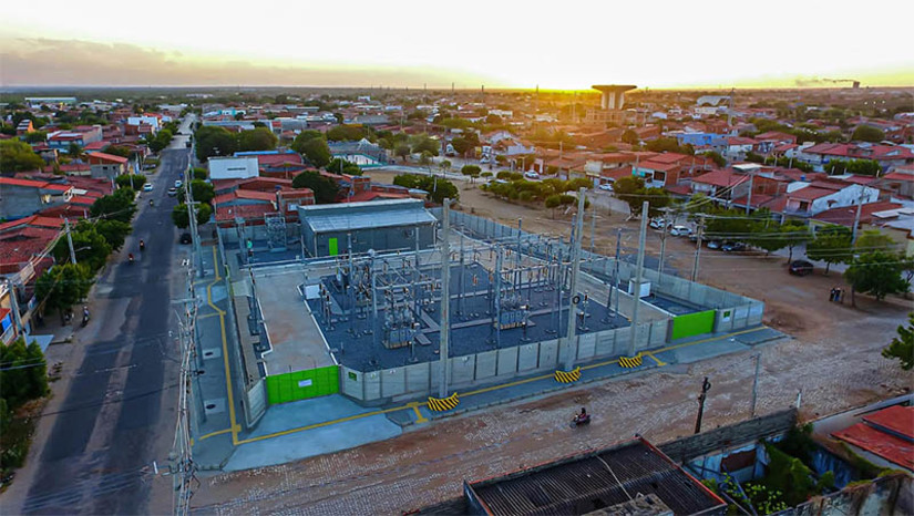 Imagem 1 - 77ª Subestação Elétrica da Neoenergia Cosen entra em operação em Mossoró. Essa nova central de distribuição de energia, localizada no bairro Belo Horizonte, irá beneficiar mais de 300 mil moradores do município e da região e é um importante reforço na prestação de bons serviços aos mossoroenses. O prefeito Allyson Bezerra, ressaltou a importância do investimento da distribuidora no município. “A Neoenergia Cosern é um patrimônio do Rio Grande do Norte. Essa obra irá proporcionar mais desenvolvimento ao nosso município e, com ela, reforçamos nossa parceria para possamos continuar crescendo juntos e oferecendo serviços cada vez melhores à população”, frisou. Imagem 1 - 77ª Subestação Elétrica da Neoenergia Cosen entra em operação em Mossoró. Essa nova central de distribuição de energia, localizada no bairro Belo Horizonte, irá beneficiar mais de 300 mil moradores do município e da região e é um importante reforço na prestação de bons serviços aos mossoroenses. O prefeito Allyson Bezerra, ressaltou a importância do investimento da distribuidora no município. “A Neoenergia Cosern é um patrimônio do Rio Grande do Norte. Essa obra irá proporcionar mais desenvolvimento ao nosso município e, com ela, reforçamos nossa parceria para possamos continuar crescendo juntos e oferecendo serviços cada vez melhores à população”, frisou.