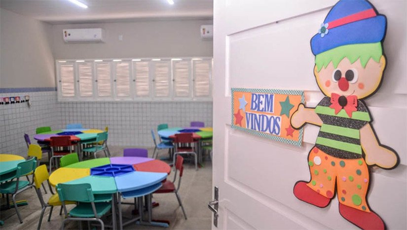 Imagem 1 - “Isso aqui era um sonho que todas as mães tinham”, diz Andreza Rafaela sobre reforma da UEI do Liberdade I. A Unidade de Educação Infantil (UEI) Maria da Conceição Vidal foi entregue à população do bairro, completamente revitalizada pela primeira vez desde a sua inauguração, há mais de 20 anos, nesta quinta-feira (26). “Entregar uma escola é sempre algo muito significativo para quem trabalha com educação, mas entregar uma Unidade de Educação Infantil é a certeza do investimento em um futuro melhor. A UEI vai atender as crianças com qualidade, em condições dignas para as aprendizagens”, disse a secretária de educação, Hubeônia Alencar. Imagem 1 - “Isso aqui era um sonho que todas as mães tinham”, diz Andreza Rafaela sobre reforma da UEI do Liberdade I. A Unidade de Educação Infantil (UEI) Maria da Conceição Vidal foi entregue à população do bairro, completamente revitalizada pela primeira vez desde a sua inauguração, há mais de 20 anos, nesta quinta-feira (26). “Entregar uma escola é sempre algo muito significativo para quem trabalha com educação, mas entregar uma Unidade de Educação Infantil é a certeza do investimento em um futuro melhor. A UEI vai atender as crianças com qualidade, em condições dignas para as aprendizagens”, disse a secretária de educação, Hubeônia Alencar.