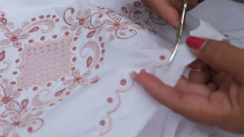 Imagem 1 -  Bordadeiras de Timbaúba dos Batistas buscam mercado internacional e se preparam com o apoio da ApexBrasil. As bordadeiras da Cooperativa das Mãos Artesanais, que bordaram o vestido de noiva e a roupa usada pela primeira dama na posse de Lula, se capacitaram em 2021, no Programa de Qualificação para Exportação (PEIEX) da ApexBrasil. O PEIEX é o principal programa brasileiro gratuito voltado para a capacitação e qualificação de empresas brasileiras, de todos os portes e setores, para exportação. É realizado pela ApexBrasil em parceria com entidades executoras de todas as regiões do país. No Rio Grande do Norte, de 2020 a 2022, o programa foi executado pela Universidade Potiguar (UnP), que atendeu 191 empresas de 48 municípios, entre eles Timbaúba dos Batistas. Das empresas participantes, 15 já começaram a exportar.