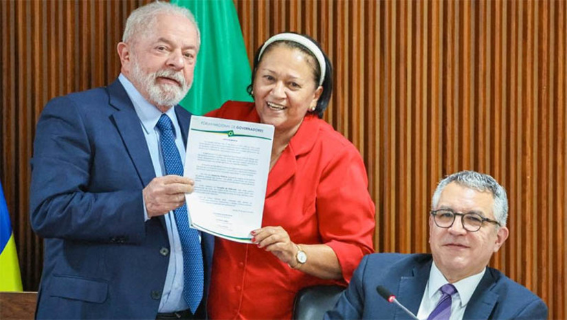 Imagem 1 - Fátima apresenta propostas do RN para inclusão no plano de obras e ações prioritárias do governo federal. Elas estão relacionadas a investimentos em melhorias da malha viária, segurança hídrica e construção de um novo hospital de traumas para desafogar os serviços do Walfredo Gurgel. “Obras como a duplicação da BR-304; o ramal Apodi, que vai levar água da transposição para o Oeste Potiguar; a conclusão do Complexo Oiticica e da adutora do Seridó são muito importantes para o desenvolvimento do nosso Estado, assim como é imprescindível a construção de um novo hospital de urgências em Natal”, disse a governadora, ao final da reunião com o presidente da República, nesta sexta-feira (27). Imagem 1 - Fátima apresenta propostas do RN para inclusão no plano de obras e ações prioritárias do governo federal. Elas estão relacionadas a investimentos em melhorias da malha viária, segurança hídrica e construção de um novo hospital de traumas para desafogar os serviços do Walfredo Gurgel. “Obras como a duplicação da BR-304; o ramal Apodi, que vai levar água da transposição para o Oeste Potiguar; a conclusão do Complexo Oiticica e da adutora do Seridó são muito importantes para o desenvolvimento do nosso Estado, assim como é imprescindível a construção de um novo hospital de urgências em Natal”, disse a governadora, ao final da reunião com o presidente da República, nesta sexta-feira (27).