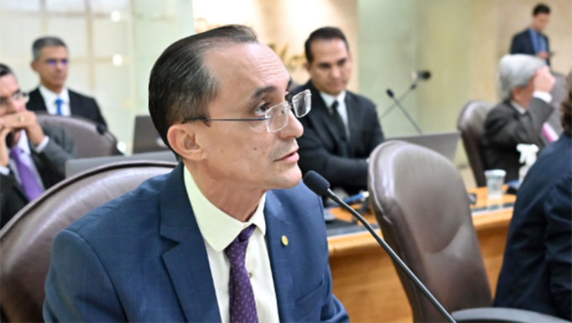 Imagem 1 - Colocação acima é de Manoel Cunha Neto, Souza, no momento que se despedia da Assembléia Legislativa do Rio Grande do Norte. Enquanto deputado, Souza aprovou projetos para fortalecer o pequeno produtor de rural, produtor de sal artesanal, pescadores e também pequenos e médios empresários, com ampliação do tempo de validade das licenças ambientais, agora, disse que quem sabe será o "embaixador de Areia Branca" Imagem 1 - Colocação acima é de Manoel Cunha Neto, Souza, no momento que se despedia da Assembléia Legislativa do Rio Grande do Norte. Enquanto deputado, Souza aprovou projetos para fortalecer o pequeno produtor de rural, produtor de sal artesanal, pescadores e também pequenos e médios empresários, com ampliação do tempo de validade das licenças ambientais, agora, disse que quem sabe será o "embaixador de Areia Branca"