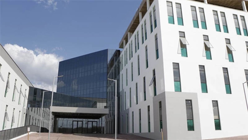 Imagem 1 - Sesap implanta novo Ambulatório Trans e Travesti no Hospital da Mulher nesta segunda (30). O Ambulatório TT, que terá gestão acadêmica da UERN, é voltado ao atendimento especializado à população trans e travesti, seguindo a linha de cuidado que já é adotada pela Faculdade de Enfermagem (Faen/Uern) desde 2019, com o Ambulatório LGBTQIA+. "O Ambulatório TT do Hospital da Mulher vem ampliar os atendimentos já existentes em Mossoró, sendo uma conquista para a saúde integral dessa população para toda a segunda macrorregião. O movimento vem permanentemente na luta para acessar as políticas públicas e em especial, as de saúde", disse o diretor administrativo do Hospital Lauro Gabriel Bezerra Santos . Imagem 1 - Sesap implanta novo Ambulatório Trans e Travesti no Hospital da Mulher nesta segunda (30). O Ambulatório TT, que terá gestão acadêmica da UERN, é voltado ao atendimento especializado à população trans e travesti, seguindo a linha de cuidado que já é adotada pela Faculdade de Enfermagem (Faen/Uern) desde 2019, com o Ambulatório LGBTQIA+. "O Ambulatório TT do Hospital da Mulher vem ampliar os atendimentos já existentes em Mossoró, sendo uma conquista para a saúde integral dessa população para toda a segunda macrorregião. O movimento vem permanentemente na luta para acessar as políticas públicas e em especial, as de saúde", disse o diretor administrativo do Hospital Lauro Gabriel Bezerra Santos .
