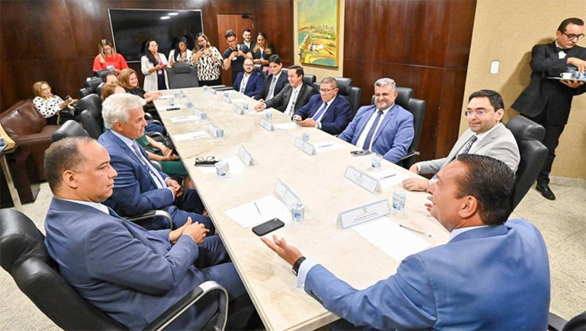 Imagem 1 -  Ezequiel dá boas-vindas a novos deputados eleitos e apresenta a ALRN. Adjuto Dias (MDB), Taveira Júnior, Luiz Eduardo, Ivanilson Oliveira (União Brasil), Terezinha Maia (PL), Dr. Kerginaldo Jácome (PSDB), Neilton Diógenes (PL) e Divaneide Basílio (PT), eleitos para assumirem seus primeiros mandatos como deputados estaduais do Rio Grande do Norte, foram recebidos na sala da presidência, onde foram apresentados às peculiaridades e explicações sobre os trâmites e ritos do Poder Legislativo. Ezequiel Ferreira, presidente da ALRN, apresentou a equipe de primeira linha e falou dos desafios da Casa Legislativa para os próximos anos. Destacou a dedicação dos servidores, o reconhecimento dos parlamentos nacionais e os prêmios de gestão recebidos nos últimos anos.
