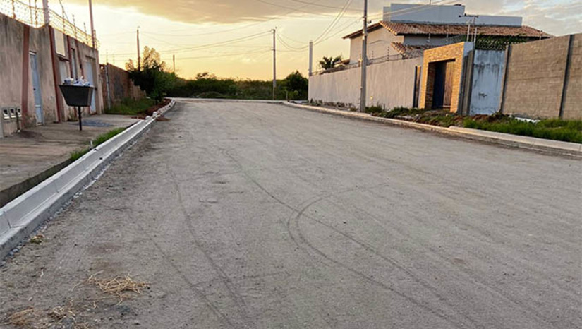 Imagem 1 - Codevasf atrasa pagamento e construtora paralisa obras de calçamento em Mossoró. As obras estão localizadas no Parque Universitário e Alameda dos Cajueiros, região Leste da cidade de Mossoró-RN. O secretário de infraestrutura do município Rodrigo Lima, lamenta o fato e explica que não são contratos da Prefeitura de Mossoró com a construtora. Trata-se de contratos diretos da Codevasf /Governo Federal com a construtora que está tocando as obras e, que, no caso, Prefeitura de Mossoró resta apenas aguardar que os repasses da Codevasf sejam feitos para as construtoras e as obras serem concluídas. Imagem 1 - Codevasf atrasa pagamento e construtora paralisa obras de calçamento em Mossoró. As obras estão localizadas no Parque Universitário e Alameda dos Cajueiros, região Leste da cidade de Mossoró-RN. O secretário de infraestrutura do município Rodrigo Lima, lamenta o fato e explica que não são contratos da Prefeitura de Mossoró com a construtora. Trata-se de contratos diretos da Codevasf /Governo Federal com a construtora que está tocando as obras e, que, no caso, Prefeitura de Mossoró resta apenas aguardar que os repasses da Codevasf sejam feitos para as construtoras e as obras serem concluídas.