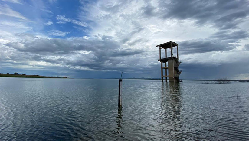 Imagem 1 -  Maior reservatório do RN acumula mais de 51% da sua capacidade total. De acordo com o relatório do Igarn, divulgado nesta segunda-feira (30), a barragem Armando Ribeiro Gonçalves acumula 1.224.279.281 m³, percentualmente, 51,59% da sua capacidade total,  que é de 2.373.066.510 m³. No mesmo período de 2022, o manancial estava com 1.091.107.478 m³, correspondentes a 45,98% da sua capacidade total. O relatório também indica que os 47 reservatórios com capacidades superiores a 5 milhões de metro cúbicos, monitorados pela Instituto, somam hoje 1.939.308.140 m³, percentualmente, 44,31% da sua capacidade total, que é de 4.376.444.842 m³. No mesmo período de 2022, as reservas hídricas totais do estado somavam 1.679.152.849 m³, correspondentes a 38,36% da sua capacidade total.     