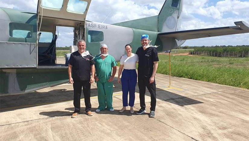 Imagem 1 - Mais de 800 pessoas no RN aguardam na fila pelo transplante de algum órgão. A Sesap tem reforçado a importância da doação de órgãos. “Fazer essa fila andar depende diretamente da doação de órgãos que, por sua vez, depende da aceitação e autorização dos familiares. Esse ato impacta não só na vida dos potiguares, mas de muitos brasileiros à espera por um transplante, já que podemos enviar os órgãos para outros estados, com a parceria da Força Aérea Brasileira (FAB)”, explicou Rogéria Medeiros, coordenadora da Central Estadual de Transplantes do RN. Ao todo, somente no RN, são 541 pessoas em lista à espera por córneas, 309 para rins, 20 para medula óssea, e duas pessoas para coração no estado. Imagem 1 - Mais de 800 pessoas no RN aguardam na fila pelo transplante de algum órgão. A Sesap tem reforçado a importância da doação de órgãos. “Fazer essa fila andar depende diretamente da doação de órgãos que, por sua vez, depende da aceitação e autorização dos familiares. Esse ato impacta não só na vida dos potiguares, mas de muitos brasileiros à espera por um transplante, já que podemos enviar os órgãos para outros estados, com a parceria da Força Aérea Brasileira (FAB)”, explicou Rogéria Medeiros, coordenadora da Central Estadual de Transplantes do RN. Ao todo, somente no RN, são 541 pessoas em lista à espera por córneas, 309 para rins, 20 para medula óssea, e duas pessoas para coração no estado.