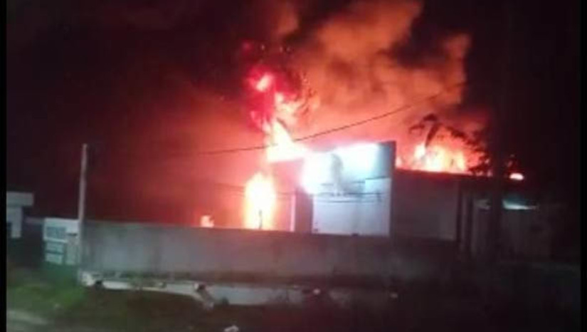 Imagem 1 - Incêndio de grandes proporções destrói galpão de fábrica de colchões em Mossoró. O caso aconteceu por volta das 19h30 desta segunda-feira (30), na Fábrica Potiguar Espumas, localizada no bairro Aeroporto. De acordo com o Sargento Rocha, do Corpo de Bombeiros, as chamas atingiram dois galpões da fábrica, tendo a brigada conseguido evitar que o fogo se alastrasse para o terceiro prédio. Ao todo, 11 bombeiros atuaram na ação que durou cerca de 1h até que as chamas fossem completamente controladas. Ainda segundo o sargento, foram utilizados 50 mil litros de água no combate a este incêndio, que contou, ainda, com o apoio de carros-pipa enviados pelo município. O laudo que vai determinar a causa do incêndio será remetido pelo Itep e as investigações ficarão a cargo da Polícia Civil. Imagem 1 - Incêndio de grandes proporções destrói galpão de fábrica de colchões em Mossoró. O caso aconteceu por volta das 19h30 desta segunda-feira (30), na Fábrica Potiguar Espumas, localizada no bairro Aeroporto. De acordo com o Sargento Rocha, do Corpo de Bombeiros, as chamas atingiram dois galpões da fábrica, tendo a brigada conseguido evitar que o fogo se alastrasse para o terceiro prédio. Ao todo, 11 bombeiros atuaram na ação que durou cerca de 1h até que as chamas fossem completamente controladas. Ainda segundo o sargento, foram utilizados 50 mil litros de água no combate a este incêndio, que contou, ainda, com o apoio de carros-pipa enviados pelo município. O laudo que vai determinar a causa do incêndio será remetido pelo Itep e as investigações ficarão a cargo da Polícia Civil.