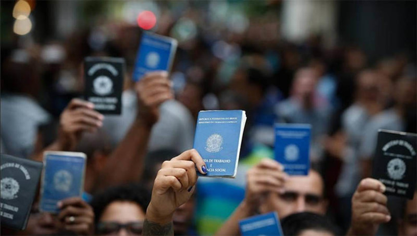 Imagem 1 - Brasil fechou o ano de 2022 com saldo negativo de 431.011 postos de trabalho em dezembro. Os dados do Novo Cadastro Geral de Empregados e Desempregados (CAGED)foram divulgados pelo ministro do Trabalho e Emprego, Luiz Marinho, na manhã desta terça-feira (31) em Brasília. A redução alcançou os 5 grandes grupamentos de atividades econômicas e as 27 unidades federativas que tiveram perdas de postos de trabalho no mês. No acumulado de janeiro a dezembro, o saldo foi positivo, com geração de 2.037.982 empregos. Imagem 1 - Brasil fechou o ano de 2022 com saldo negativo de 431.011 postos de trabalho em dezembro. Os dados do Novo Cadastro Geral de Empregados e Desempregados (CAGED)foram divulgados pelo ministro do Trabalho e Emprego, Luiz Marinho, na manhã desta terça-feira (31) em Brasília. A redução alcançou os 5 grandes grupamentos de atividades econômicas e as 27 unidades federativas que tiveram perdas de postos de trabalho no mês. No acumulado de janeiro a dezembro, o saldo foi positivo, com geração de 2.037.982 empregos.
