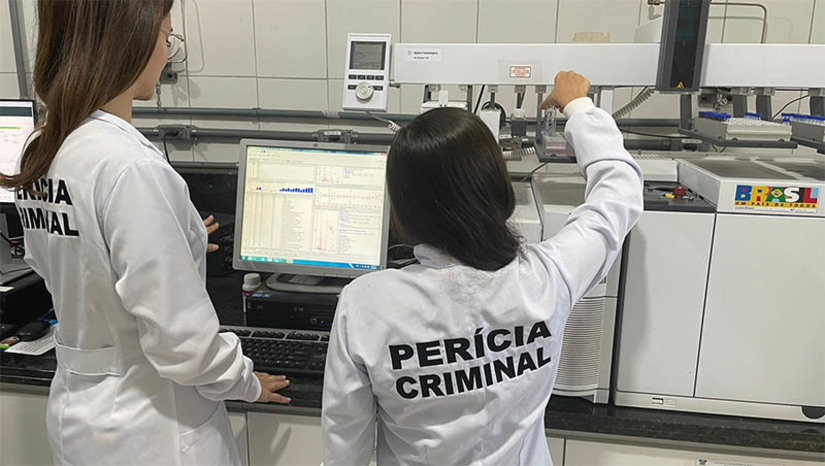 Imagem 1 -  Avanço na qualidade e na robustez de exames realizados pelo Itep/RN é comprovado pela UNODC. Para realização do exame de proficiência em análises de drogas brutas, promovido pelo Escritório das Nações Unidas sobre Drogas e Crimes, foram encaminhadas quatro amostras de composição não informada para que os laboratórios analisassem e identificassem as substâncias presentes. As análises foram realizadas pelas peritas criminais do Itep/RN, Karine Coradini e Anne Caroline Leônidas Pereira. Através de técnicas de referência, internacionalmente reconhecidas, foi possível identificar diferentes substâncias como cocaína, MDMA, cafeína, MDPV, fentanil e heroína. O Itep/RN obteve 100% de aproveitamento no exame, no ano de 2022.