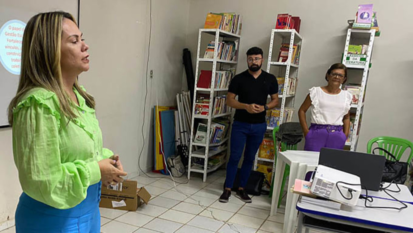 Imagem 1 -  A secretária de educação, professora Milane Azevedo arrematou que todas as capacitações, que já fazem parte da jornada pedagógica de 2023, são importantes e objetivam estimular cada vez mais o trabalho em equipe.   “Esse trabalho em grupo, que é o fortalecimento de vínculos, objetiva preparar os alunos para o futuro, onde eles também terão que trabalhar com outras pessoas. As nossas escolas também tem esse olhar e coloca em prática para incentivar os nossos estudantes ao trabalho colaborativo”, disse a secretária.
