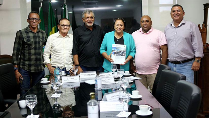 Imagem 1 -  Fátima anuncia missão para atração de navios e a intenção de isenção fiscal do combustível marítimo. A iniciativa objetiva possibilitar o aumento da competitividade das frutas do Estado no mercado europeu, além de trabalho e oportunidades no RN. Com a missão, aliada ao incentivo fiscal, o combustível marítimo deve ficar cerca de 30% mais barato, o que visa atrair empresas de navegação para o Porto de Natal. O Rio Grande do Norte é hoje o maior exportador de frutas do Brasil. Mas, segundo os produtores e exportadores de frutas, ao longo dos últimos quatro anos, a CODERN não conseguiu viabilizar novas companhias e hoje cerca de 60% das nossas frutas são exportadas pelos portos do Ceará. A expectativa do governo do estado é que se reverta isso, a fruta produzida no RN possa ser exportada pelo Estado através do Porto de Natal.