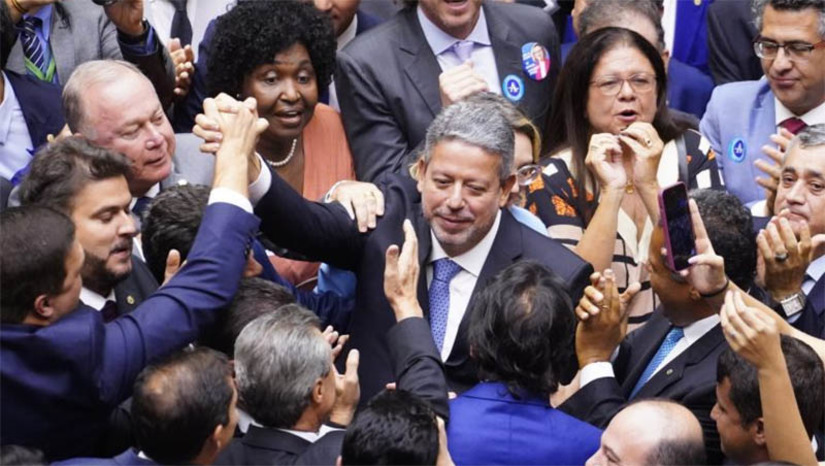 Imagem 1 -  Câmara dos Deputados também reelege seu presidente; Arthur Lira teve 464 votos. Ainda nesta quarta (1º), os deputados também elegeram os demais membros da Mesa Diretora: 1º e 2º vices, 1º a 4º secretários e quatro suplências. Arthur Lira (PP-AL) foi apoiado por um único bloco parlamentar reunindo 20 partidos, incluindo duas federações. Ele obteve a maior votação absoluta de um candidato à Presidência da Câmara, considerados os registros dos últimos 50 anos. Em seu discurso de agradecimento, Lira afirmou que não há mais espaço no Brasil para aqueles que atentam contra os Poderes que simbolizam a democracia. "Esta Casa não acolherá, defenderá ou referendará nenhum ato, discurso ou manifestação que atente contra a democracia”. 