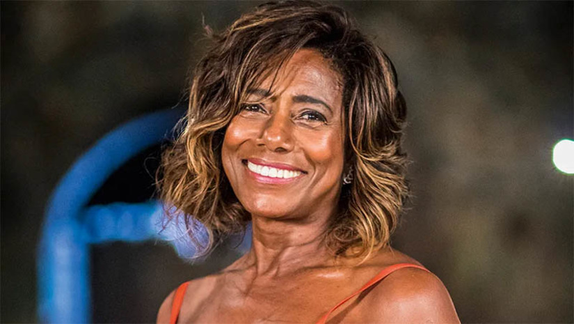 Imagem 1 -  Morre no Rio de Janeiro a jornalista Glória Maria, ícone da TV brasileira. “É com muita tristeza que anunciamos a morte de nossa colega, a jornalista Glória Maria”, informou a TV Globo, em nota. Em 2019, Glória foi diagnosticada com um câncer de pulmão. O tratamento com imunoterapia teve sucesso. Depois, ela sofreu metástase no cérebro, que também pôde, inicialmente, ser tratada com êxito por meio de cirurgia, mas os novos tratamentos não avançaram. Glória morreu na manhã desta quinta-feira (2), no Hospital Copa Star, na Zona Sul do Rio de Janeiro.