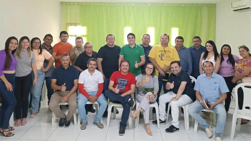 Imagem 1 -  Prefeito de Apodi dialoga com sindicato sobre o reajustes salariais de servidores do município. O Prefeito Alan Silveira se reuniu, nesta quarta-feira (1º), com o com o presidente do Sindicato dos Servidores Públicos Municipais de Apodi (SINTRAPMA), Professor Veira. Na pauta, dialogar propostas para o reajuste salarial de 14,95% para os educadores, referente ao Piso Nacional do Magistério, e mais de 20% referente a perdas salariais de gestões anteriores(2013 a 2016). Também está na pauta a atualização do piso dos agentes comunitários de Saúde e Endemias, atualização das gratificações dos gestores e vices das escolas, e reajuste para os demais servidores. A proposta será encaminhada pelo executivo para apreciação dos servidores na assembleia.