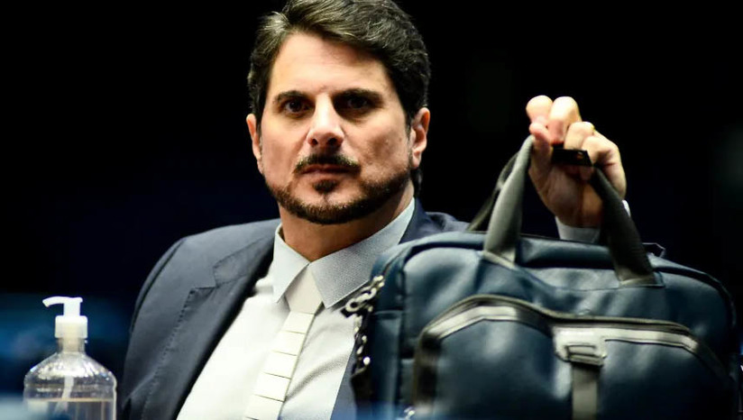 Imagem 1 -  Marcos do Val alega que Bolsonaro tentou coagi-lo a dar um golpe de Estado e anuncia saída da política. O anúncio foi feito na madrugada desta quinta-feira (2). Eleito em 2018 senador pelo Podemos do Espírito Santo, ele ainda teria quatro anos de mandato pela frente. Também nesta madrugada, Marcos do Val afirmou, em uma live com Arthur do Val (Mamãe Falei) e Renan Santos, do Movimento Brasil Livre (MBL), que o ex-presidente Jair Bolsonaro (PL) o teria coagido para tentar dar um golpe de Estado. “Eu vou soltar uma bomba aqui para vocês: sexta-feira [3], vai sair na Veja a tentativa do Bolsonaro de me coagir para que eu pudesse dar um golpe de Estado junto com ele. É lógico que eu denunciei”, declarou o senador.