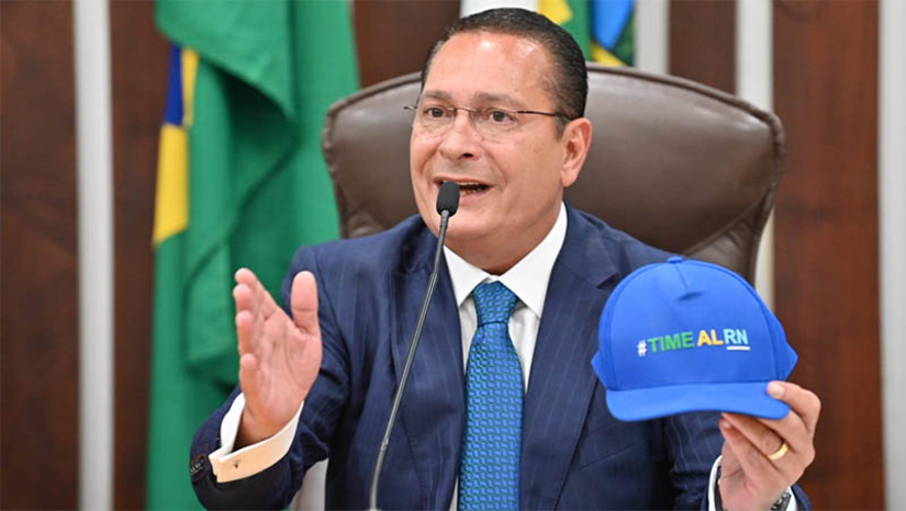 Imagem 1 -  “Esta é uma casa plural, mas que mostra sua capacidade de diálogo e entendimento entre os seus pares”. A frase é parte do discurso de agradecimento do deputado estadual Ezequiel Ferreira, após ser reconduzido,  com o apoio unânime dos parlamentares, à Presidência da Assembleia Legislativa do Rio Grande do Norte pelos próximos dois biênios (2023-2025 e 2025-2027). Após a eleição do presidente, nesta quarta (1º), os parlamentares realizaram a primeira sessão destinada à eleição da nova Mesa Diretora da Casa. As chapas eleitas para os demais cargos da Mesa também foram consensuais; veja como fica a Mesa.