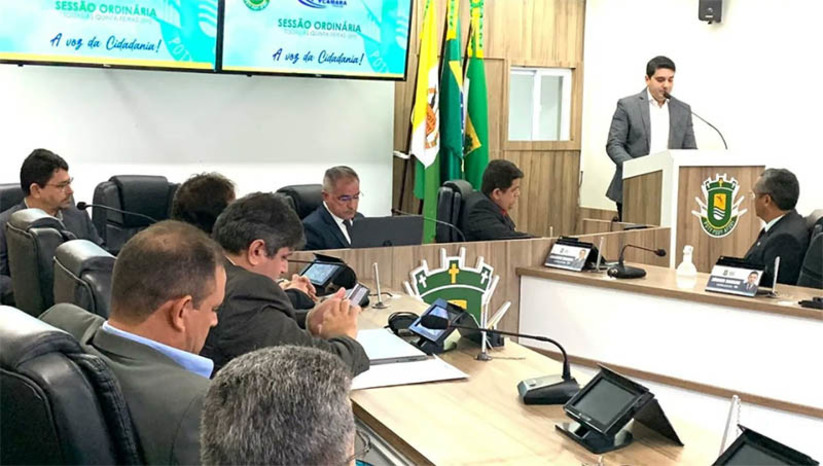 Imagem 1 -  Prefeito de Apodi presta contas de 2022 na abertura dos trabalhos do legislativo 2023. Alan Silveira lembrou dos investimentos em abastecimento na zona rural, com a perfusão de vários poços, assim como a restauração dos acessos às comunidades, que são mais de 200 em Apodi. Nesta quarta-feira, 1, acompanhado com vereadores, visitou as obras da Escola 12 de Outubro.