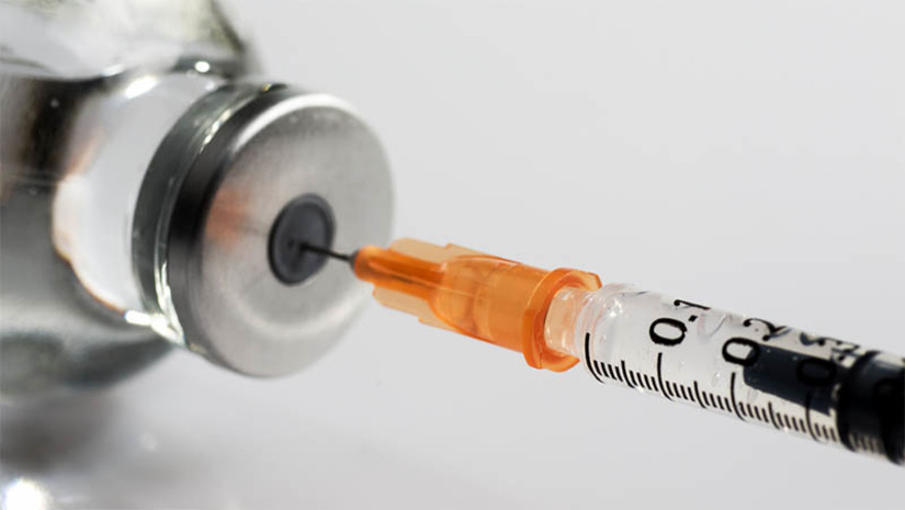 Imagem 1 - Comissão aprova segurança da vacina contra a dengue da empresa Takeda Pharma. A aprovação aconteceu após dois anos de discussão. Durante a análise, a Comissão Técnica Nacional em Biossegurança (CTNBio) encomendou estudos que demonstraram a segurança do produto no Brasil, onde há maior prevalência do mosquito Aedes aegypti. Após a apresentação dos resultados, a comissão concluiu sobre a biossegurança e determinou que sejam monitorados os efeitos do uso da vacina no país. As análises de eficácia e uso da vacina, agora, serão feitas pela Anvisa. Imagem 1 - Comissão aprova segurança da vacina contra a dengue da empresa Takeda Pharma. A aprovação aconteceu após dois anos de discussão. Durante a análise, a Comissão Técnica Nacional em Biossegurança (CTNBio) encomendou estudos que demonstraram a segurança do produto no Brasil, onde há maior prevalência do mosquito Aedes aegypti. Após a apresentação dos resultados, a comissão concluiu sobre a biossegurança e determinou que sejam monitorados os efeitos do uso da vacina no país. As análises de eficácia e uso da vacina, agora, serão feitas pela Anvisa.