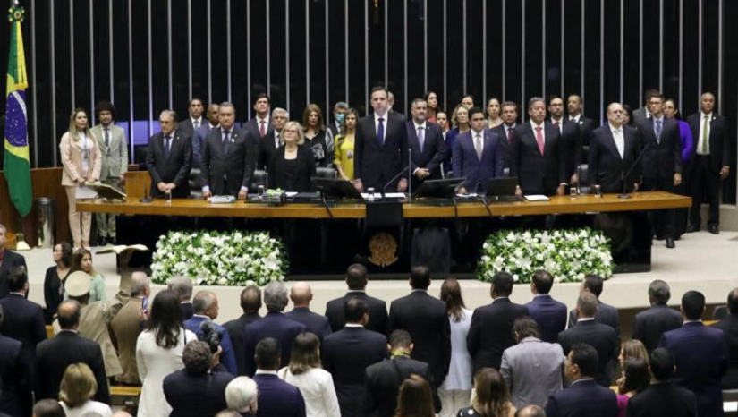 Imagem 1 -  Lula promete “diálogo harmônico” com o congresso para reconstrução do país. Na mensagem para a abertura do ano legislativo no congresso nacional, o presidente da República, Luiz Inácio Lula da Silva, elogiou duas demonstrações de “compromisso com o povo brasileiro”: a aprovação da PEC da Transição para viabilizar a execução do Orçamento deste ano, principalmente para o pagamento do Bolsa Família de R$ 600; e a rápida e firme reação ao ato golpista de 8 de janeiro, inclusive com a aprovação da intervenção na segurança do Distrito Federal. A mensagem foi lida pelo 1º secretário da Mesa Diretora do Congresso, deputado Luciano Bivar (União-PE).