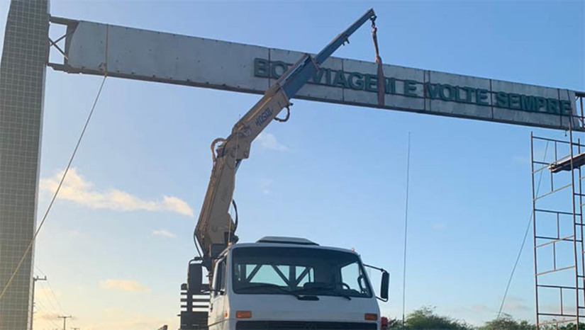 Imagem 1 - Prefeitura de Grossos inicia obra do novo pórtico na entrada da cidade. A reestruturação do portal de acesso ao município receberá um investimento de R$ 81.964 sendo este montante oriundo de recursos próprios e de emenda destinada pela deputada estadual Isolda Dantas (PT). A prefeita Cinthia Sonale ressaltou a conexão da reforma com o potencial turístico de Grossos. “Nossa vocação para o turismo se impõe, daí ser necessário modificar para melhor a entrada da cidade, tornando-a mais um cartão postal da nossa terra”, disse a prefeita Imagem 1 - Prefeitura de Grossos inicia obra do novo pórtico na entrada da cidade. A reestruturação do portal de acesso ao município receberá um investimento de R$ 81.964 sendo este montante oriundo de recursos próprios e de emenda destinada pela deputada estadual Isolda Dantas (PT). A prefeita Cinthia Sonale ressaltou a conexão da reforma com o potencial turístico de Grossos. “Nossa vocação para o turismo se impõe, daí ser necessário modificar para melhor a entrada da cidade, tornando-a mais um cartão postal da nossa terra”, disse a prefeita