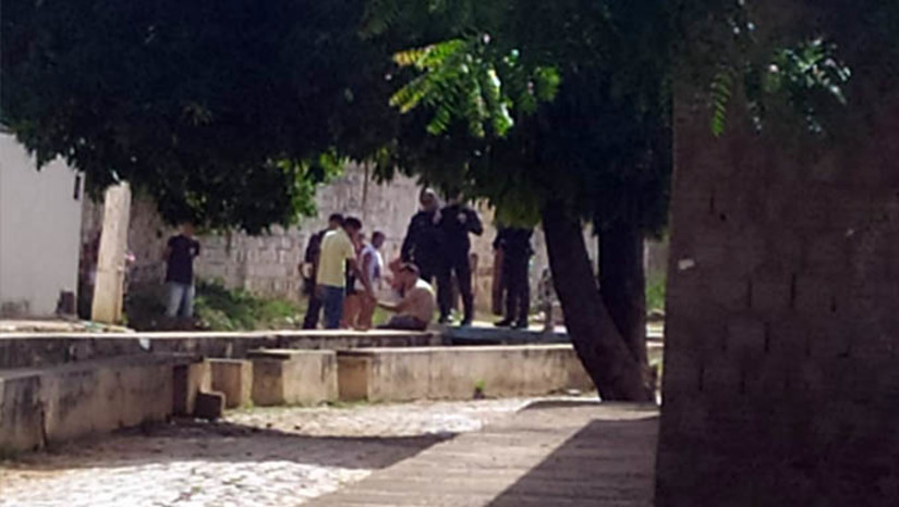 Imagem 1 - No Grande Alto São Manoel, o adolescente Kleyton Kerlon, de 16 anos foi assassinado. No bairro Santo Antônio Gilney dos Santos sofreu dois tiros e está no Hospital Regional Tarcísio Maia, mesmo destino de David Daniel, de 33 anos, baleado no início da manhã deste domingo, 5, na região do Santa Delmira (FOTO). Em todos os casos, os registros foram feitos na Delegacia de Plantão e a Polícia Militar realizou diligências, sem encontrar suspeitos. Imagem 1 - No Grande Alto São Manoel, o adolescente Kleyton Kerlon, de 16 anos foi assassinado. No bairro Santo Antônio Gilney dos Santos sofreu dois tiros e está no Hospital Regional Tarcísio Maia, mesmo destino de David Daniel, de 33 anos, baleado no início da manhã deste domingo, 5, na região do Santa Delmira (FOTO). Em todos os casos, os registros foram feitos na Delegacia de Plantão e a Polícia Militar realizou diligências, sem encontrar suspeitos.