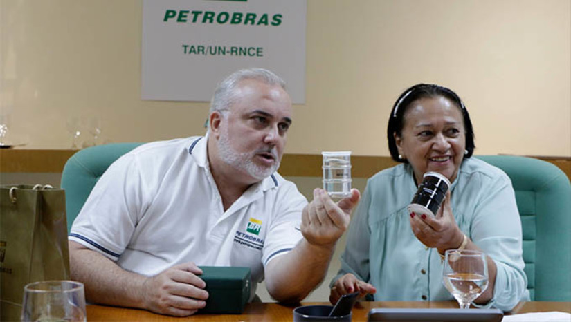 Imagem 1 -  Jean Paul Prates ainda anunciou a suspensão do processo de transferência de pessoal da unidade da Petrobras no RN para outros Estados. "As transferências estão suspensas. Os funcionários e suas famílias podem ficar tranquilos. A Petrobras vai continuar operando no Rio Grande do Norte, onde está há 50 anos, e vai ampliar os investimentos aqui". Ele informou que orientação dada à empresa era de desativar as operações no RN nos próximos dois meses e alienar a sede em Natal. "Mas isto muda agora, com o novo Governo federal e a nova direção da companhia", afirmou.  "A Petrobras é uma empresa mista que tem o governo federal como maior acionista e controlador. Neste novo governo vamos retomar os investimentos e, além de manter as áreas de prospecção, produção, refino e comercialização, vamos acrescentar atividades de energias renováveis que serão sediadas em Natal", afirmou Jean Paul Prates.