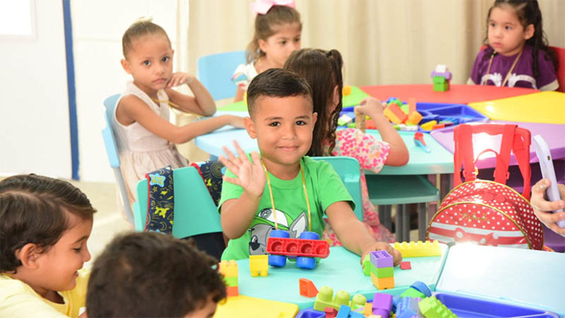 Imagem 1 - Cerca de 20 mil alunos do município de Mossoró retornam às salas de aula nesta segunda, 6. Para o início do ano letivo 2023 na rede municipal de ensino, a administração pública, por meio do programa “Mossoró Cidade Educação”, promoveu uma série de investimentos significativos na aquisição de novos equipamentos, mobília, eletrodomésticos, climatização de salas de aula e revitalização de unidades de ensino. O Poder Executivo local também garante alimentação e transporte escolar de qualidade, beneficiando milhares de estudantes nas zonas urbana e rural. Este ano será de muitas realizações e retomada desse processo educacional que torna-se tão importante nos dias atuais”, frisou Ana Maria, mãe de aluna matriculada na UEI Proinfância Elineide Carvalho Cunha, localizada no bairro Planalto 13 de Maio. Imagem 1 - Cerca de 20 mil alunos do município de Mossoró retornam às salas de aula nesta segunda, 6. Para o início do ano letivo 2023 na rede municipal de ensino, a administração pública, por meio do programa “Mossoró Cidade Educação”, promoveu uma série de investimentos significativos na aquisição de novos equipamentos, mobília, eletrodomésticos, climatização de salas de aula e revitalização de unidades de ensino. O Poder Executivo local também garante alimentação e transporte escolar de qualidade, beneficiando milhares de estudantes nas zonas urbana e rural. Este ano será de muitas realizações e retomada desse processo educacional que torna-se tão importante nos dias atuais”, frisou Ana Maria, mãe de aluna matriculada na UEI Proinfância Elineide Carvalho Cunha, localizada no bairro Planalto 13 de Maio.