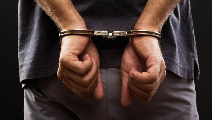 Imagem 1 - Comerciante é preso no Vuco-Vuco por suspeita de estupro de vulnerável. A prisão preventiva, realizada pela equipe da Delegacia de Proteção à Criança e ao Adolescente (DPCA), aconteceu às 10h desta segunda-feira (6), em um comércio de propriedade do agressor, localizado no mercado do Vuco-Vuco, em Mossoró. De acordo com informações da Delegada Isabella Turl, o homem era familiar da vítima, um adolescente de 13 anos. Os policiais chegaram ao agressor após receberem um vídeo com conteúdo abusivo, que foi entregue à delegacia. Após ser ouvido, o homem foi encaminhado à cadeia pública, onde ficará à disposição da justiça. O nome dele foi mantido em sigilo para evitar exposição da vítima. Imagem 1 - Comerciante é preso no Vuco-Vuco por suspeita de estupro de vulnerável. A prisão preventiva, realizada pela equipe da Delegacia de Proteção à Criança e ao Adolescente (DPCA), aconteceu às 10h desta segunda-feira (6), em um comércio de propriedade do agressor, localizado no mercado do Vuco-Vuco, em Mossoró. De acordo com informações da Delegada Isabella Turl, o homem era familiar da vítima, um adolescente de 13 anos. Os policiais chegaram ao agressor após receberem um vídeo com conteúdo abusivo, que foi entregue à delegacia. Após ser ouvido, o homem foi encaminhado à cadeia pública, onde ficará à disposição da justiça. O nome dele foi mantido em sigilo para evitar exposição da vítima.