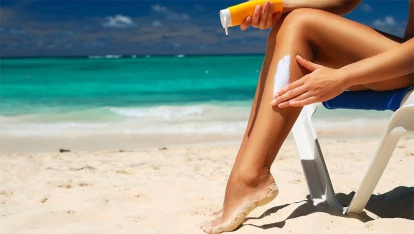 Imagem 1 -  Como cuidar da pele nos dias de calor. O verão já chegou e com ele a dúvida de como cuidar da pele nos dias de calor. Uma vez que o clima quente, bem como a exposição ao sol, interfere na saúde da pele e do corpo. E, com isso, é normal lidar com manchas, marcas, pele seca etc. 