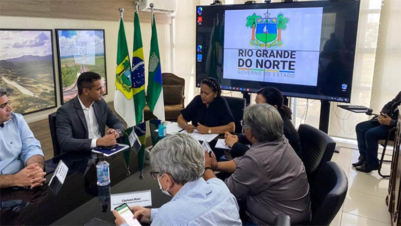 Imagem 1 -  Prefeito Allyson Bezerra solicita ao Governo do RN pagamento de dívidas de R$ 125 milhões em repasses.  A dívida correspondente a débitos relacionados a tributos e repasses voltados à área da saúde, ICMS e IPVA. Como encaminhamento da reunião, na próxima sexta-feira (10), o secretário de Estado da Saúde, Cipriano Maia, se reunirá com equipe da Secretaria de Saúde de Mossoró e equipe jurídica da Prefeitura para traçar pontos de negociação para o pagamento das dívidas. Já sobre as dívidas referentes ao ICMS e IPVA, a governadora Fátima Bezerra designou o secretário de Tributação, Carlos Eduardo Xavier, para discutir a pauta junto à equipe do município de Mossoró.