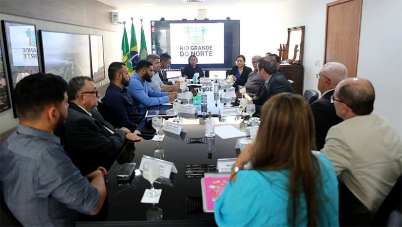 Imagem 1 - Governo do RN e Prefeitura de Mossoró discutem investimentos e parcerias para o município. Na reunião, realizada entre a governadora Fátima Bezerra e o prefeito Allyson Bezerra, nesta segunda-feira (6), foram discutidas medidas nas áreas dos transportes, segurança pública, habitação e educação. Fátima informou ao prefeito que em contato recente com o ministro dos Portos e Aeroportos, Márcio França, obteve o compromisso de investimento federal no aeroporto de Mossoró. Também assegurou reforço no policiamento para a realização do Mossoró Cidade Junina, além dos investimentos que em segurança que já vêm sendo realizados na cidade. Imagem 1 - Governo do RN e Prefeitura de Mossoró discutem investimentos e parcerias para o município. Na reunião, realizada entre a governadora Fátima Bezerra e o prefeito Allyson Bezerra, nesta segunda-feira (6), foram discutidas medidas nas áreas dos transportes, segurança pública, habitação e educação. Fátima informou ao prefeito que em contato recente com o ministro dos Portos e Aeroportos, Márcio França, obteve o compromisso de investimento federal no aeroporto de Mossoró. Também assegurou reforço no policiamento para a realização do Mossoró Cidade Junina, além dos investimentos que em segurança que já vêm sendo realizados na cidade.