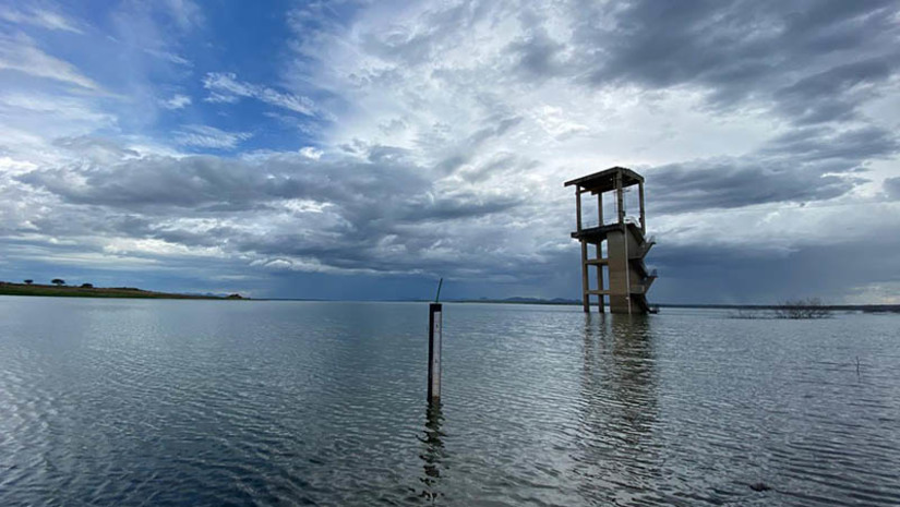 Imagem 1 - Barragem Armando Ribeiro Gonçalves permanece com mais 51% da sua capacidade. O Relatório do Volume dos Principais Reservatórios Estaduais, divulgado segunda-feira (06), indica que a barragem Armando Ribeiro Gonçalves, maior reservatório do RN, acumula 1.215.250.684 m³, percentualmente, 51,21% da sua capacidade total, que é de 2.373.066.510 m³. No mesmo período de fevereiro de 2022, o manancial estava com 1.097.878.926 m³, correspondentes a 46,26% da sua capacidade total. Imagem 1 - Barragem Armando Ribeiro Gonçalves permanece com mais 51% da sua capacidade. O Relatório do Volume dos Principais Reservatórios Estaduais, divulgado segunda-feira (06), indica que a barragem Armando Ribeiro Gonçalves, maior reservatório do RN, acumula 1.215.250.684 m³, percentualmente, 51,21% da sua capacidade total, que é de 2.373.066.510 m³. No mesmo período de fevereiro de 2022, o manancial estava com 1.097.878.926 m³, correspondentes a 46,26% da sua capacidade total.